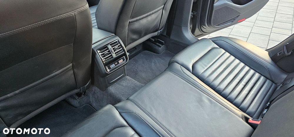 Volkswagen Passat Variant 2.0 TDI SCR 4Motion DSG Highline - 16