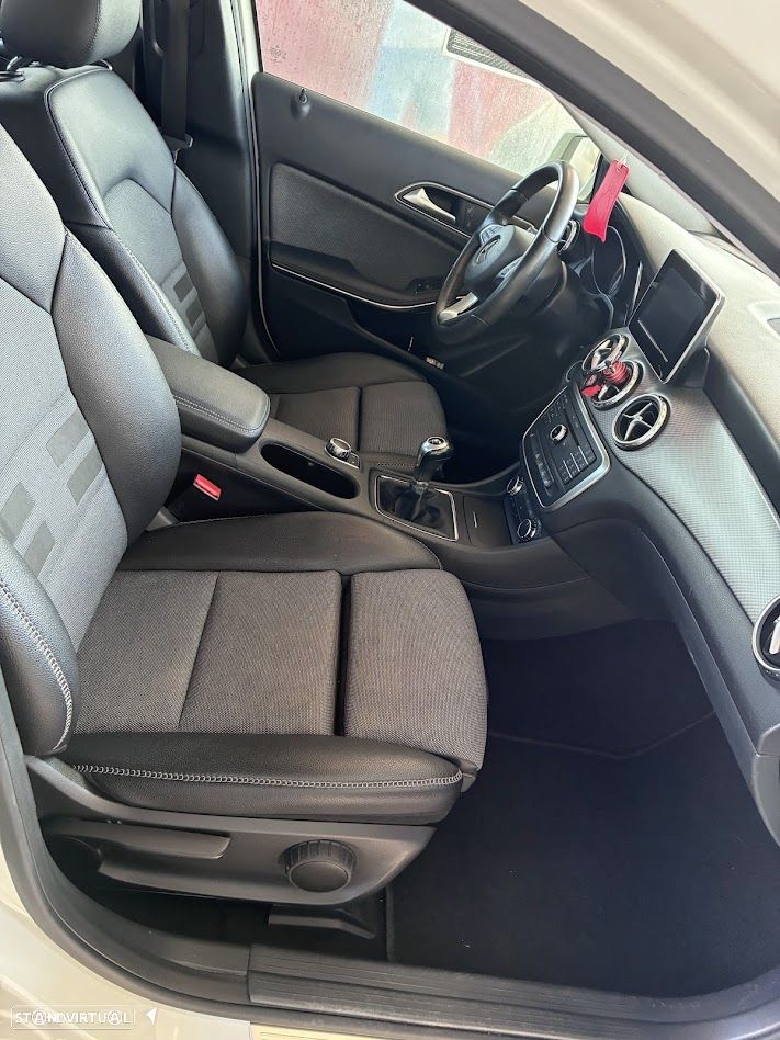 Mercedes-Benz GLA 180 d - 14