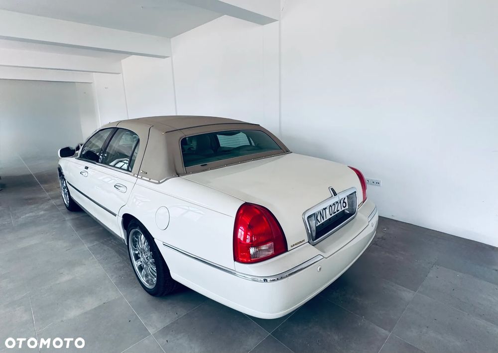 Lincoln Town Car - 3