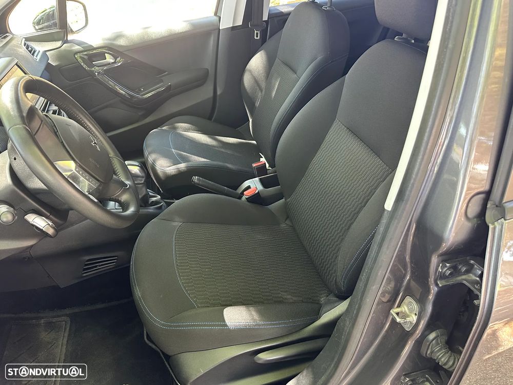 Peugeot 208 1.2 PureTech Signature - 19