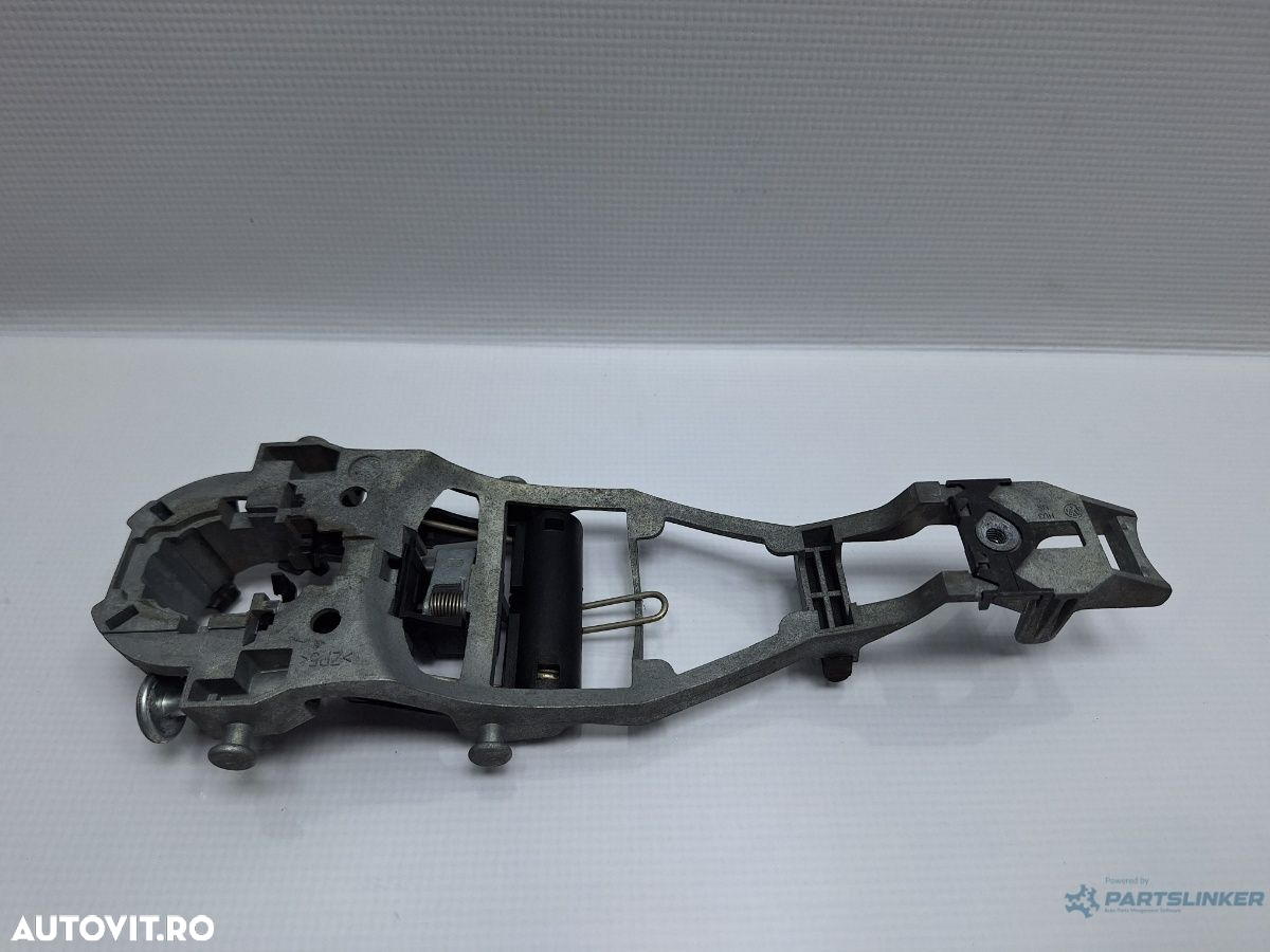 Suport maner exterior usa stanga VOLKSWAGEN GOLF VI Variant (AJ5) [ 2009 - 2013 ] TDI (CAYC) 77KW|105HP OEM 1K0837885A - 2