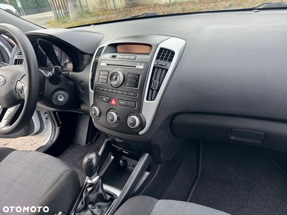Kia Ceed - 32