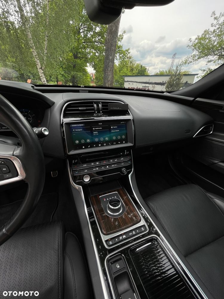 Jaguar XE 30t AWD Portfolio - 13