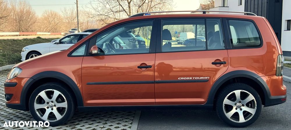 Volkswagen Touran 2.0 TDI DPF Cross - 9