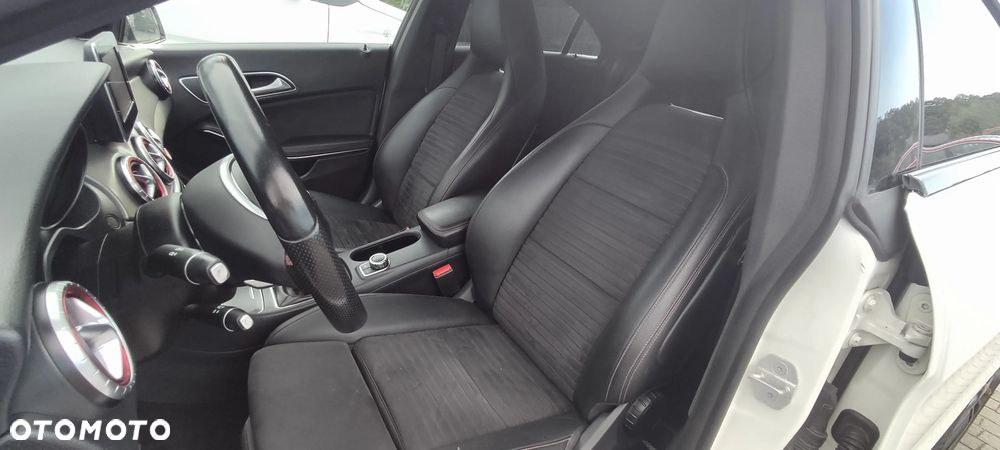 Mercedes-Benz CLA 180 AMG Line - 28