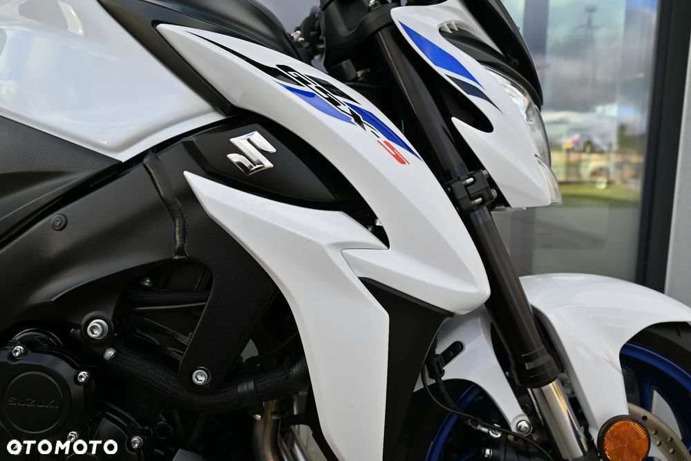Suzuki GSX - 12