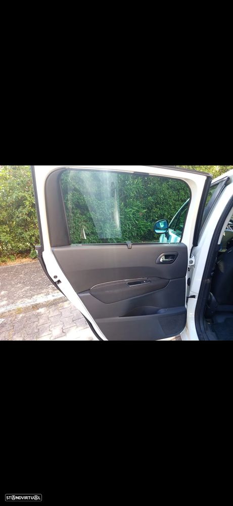 Peugeot 5008 1.6 HDi 7L Allure - 21