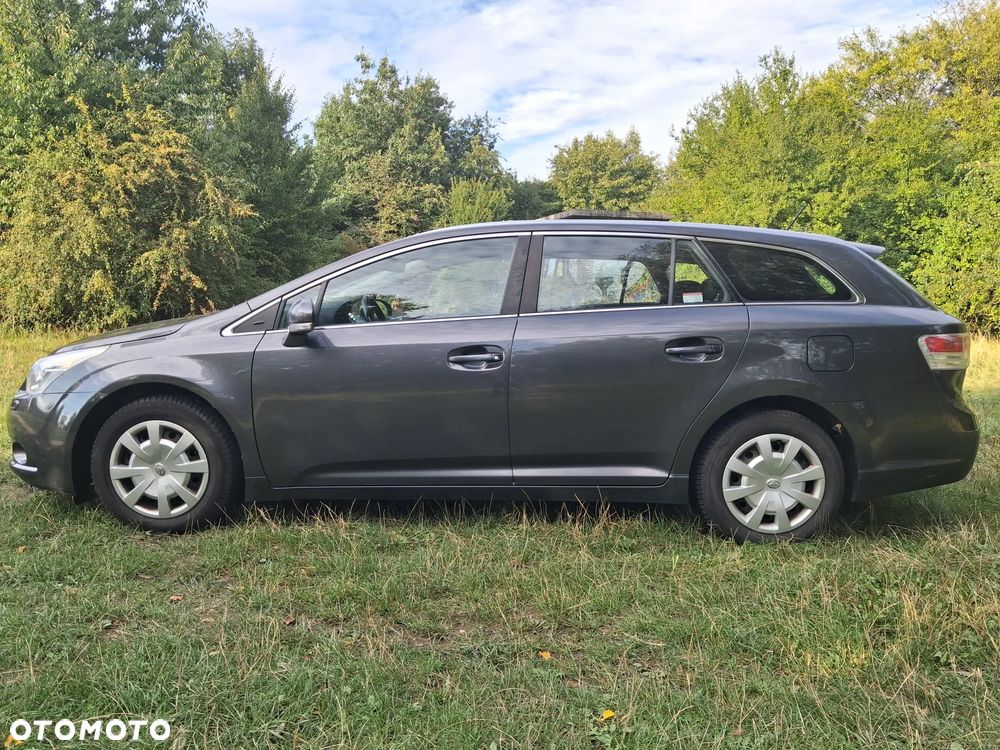 Toyota Avensis 2.0 D-4D Luna - 2
