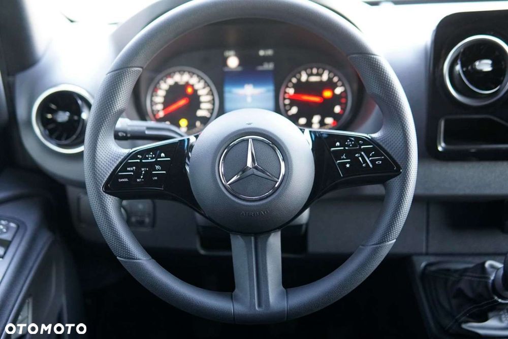 Mercedes-Benz Sprinter - 13