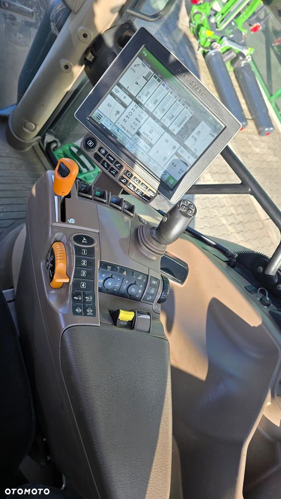John Deere 6215R - 9