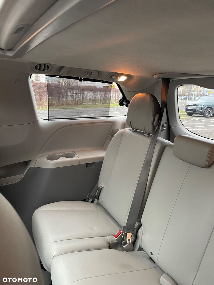 Toyota Sienna 3.5 XLE AWD - 23