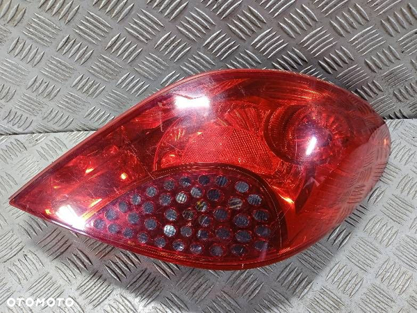 LAMPA PRAWA TYLNA PEUGEOT 207