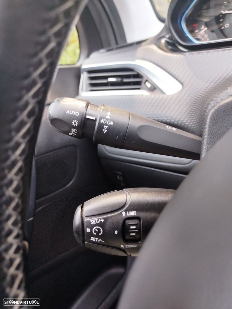 Peugeot 2008 1.2 PureTech Allure - 21