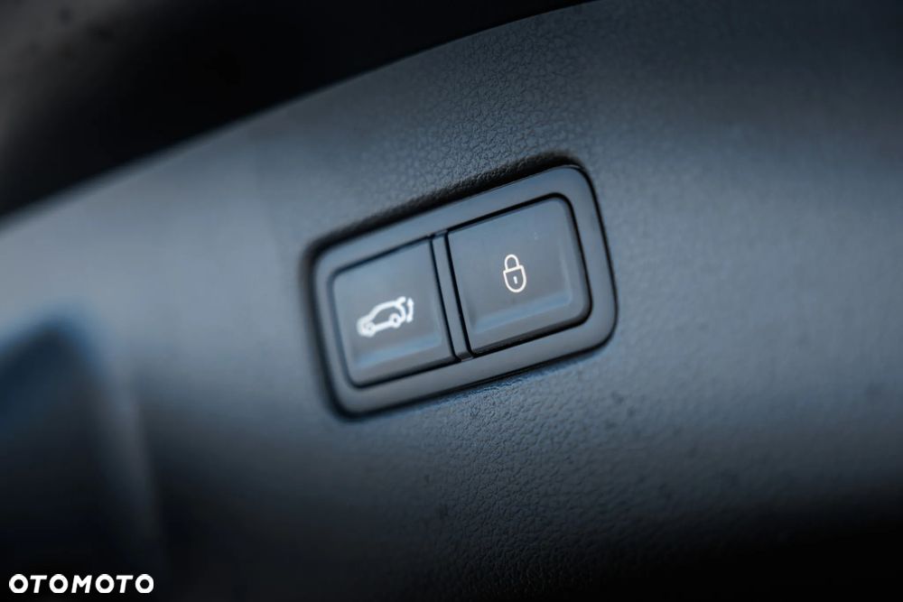 Genesis G70 2.0T Plus AWD 8AT Sport - 39