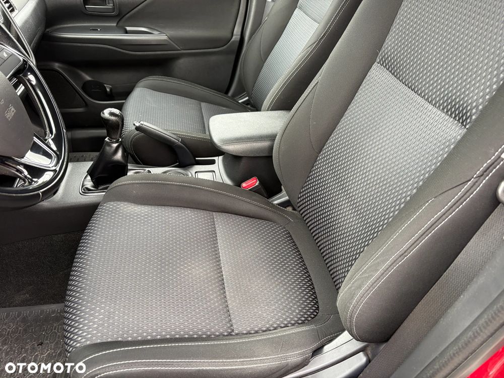 Mitsubishi Outlander 2.0 Invite + 2WD - 12