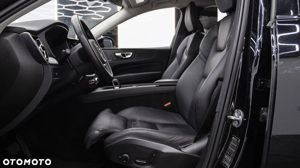 Volvo XC 60 B4 D AWD Plus Dark - 19