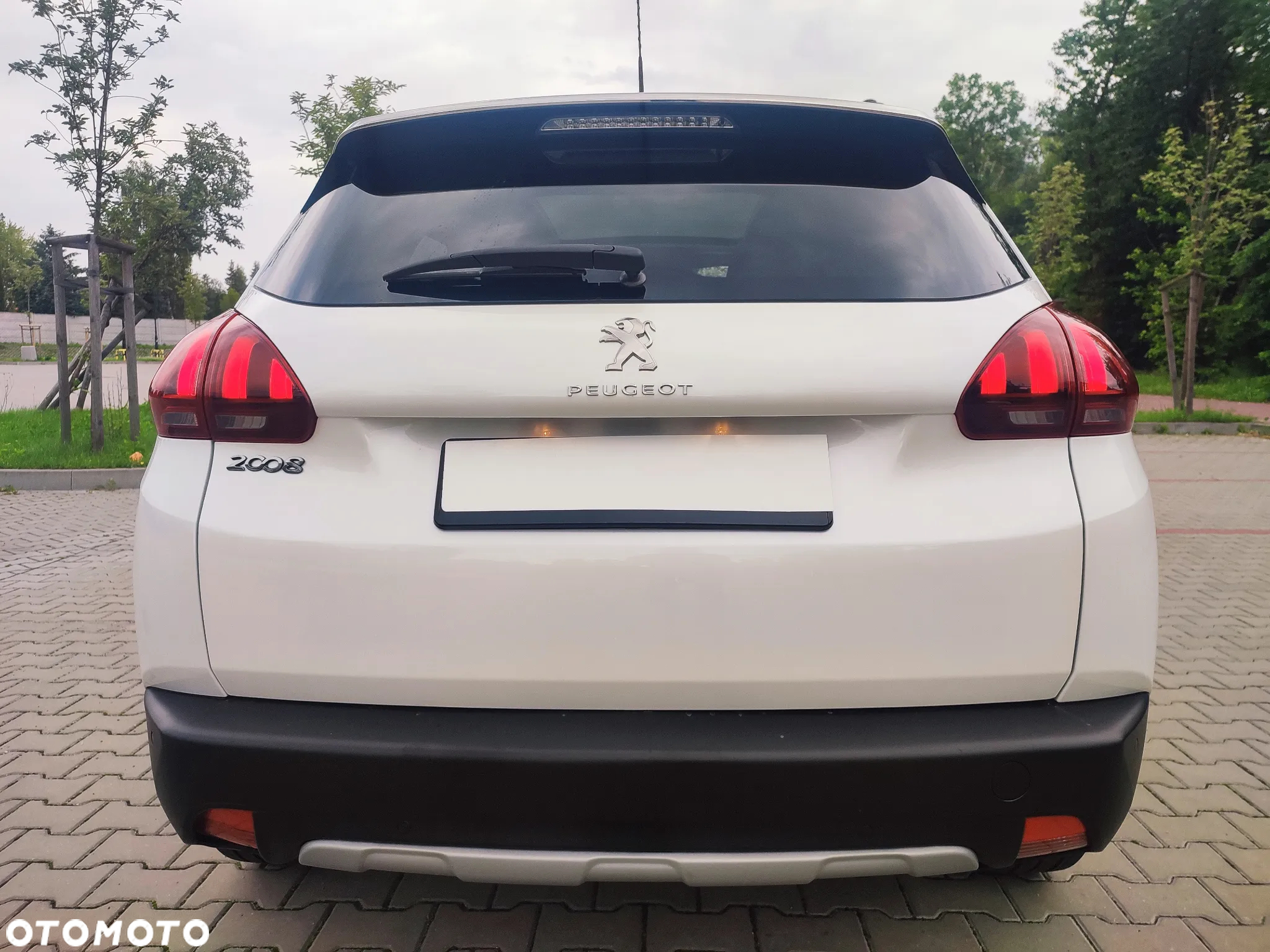 Peugeot 2008 1.6 BlueHDi Allure S&S - 16