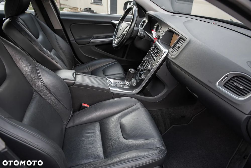 Volvo V60 D5 AWD Momentum - 31