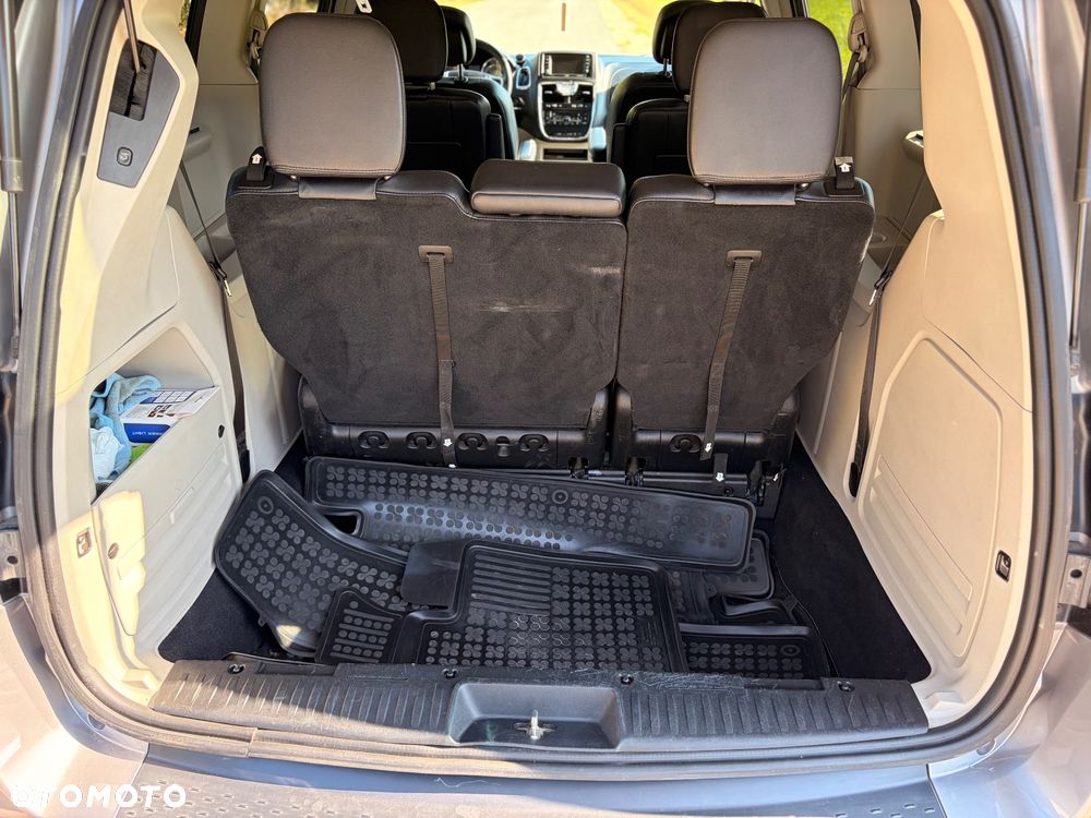 Chrysler Town & Country - 16