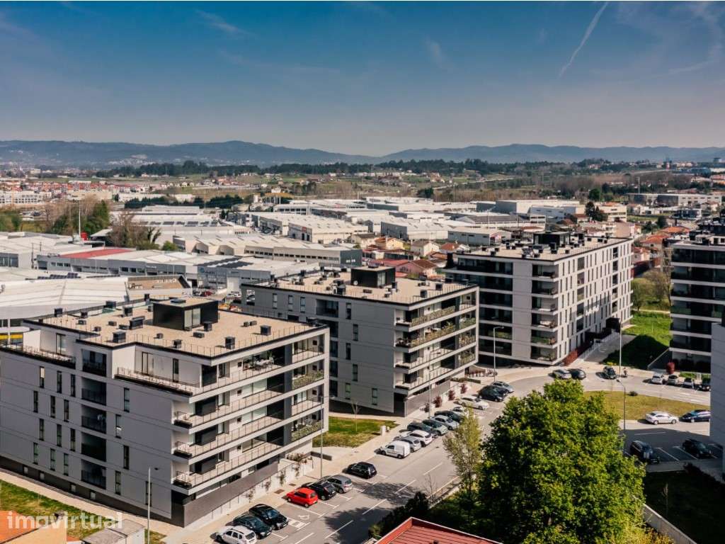 Apartamento T1 com varanda, garagem, totalmente equipado e mobilado - Grande imagem: 2/21