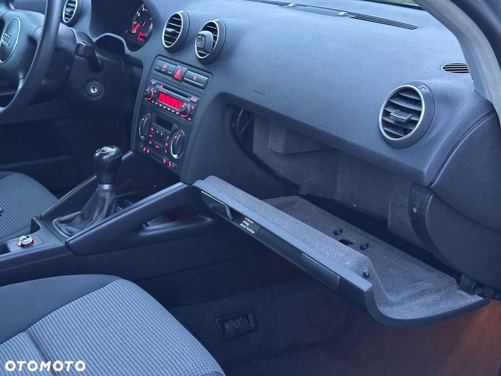 Audi A3 3-drzwiowe 1.6 Attraction - 23