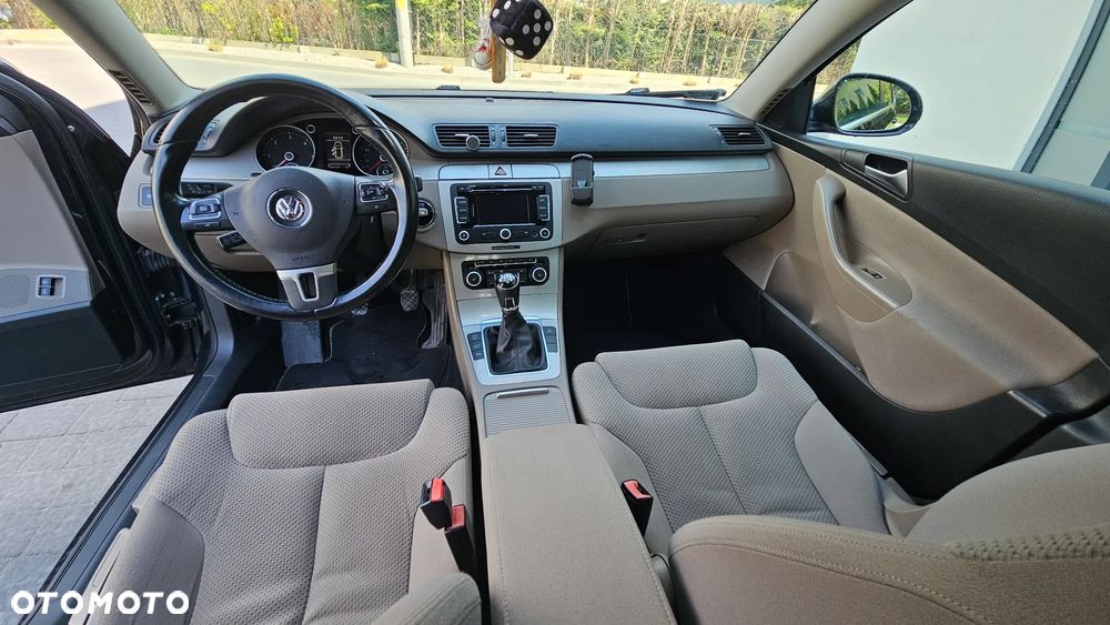 Volkswagen Passat 2.0 TDI Comfortline R-Style - 19
