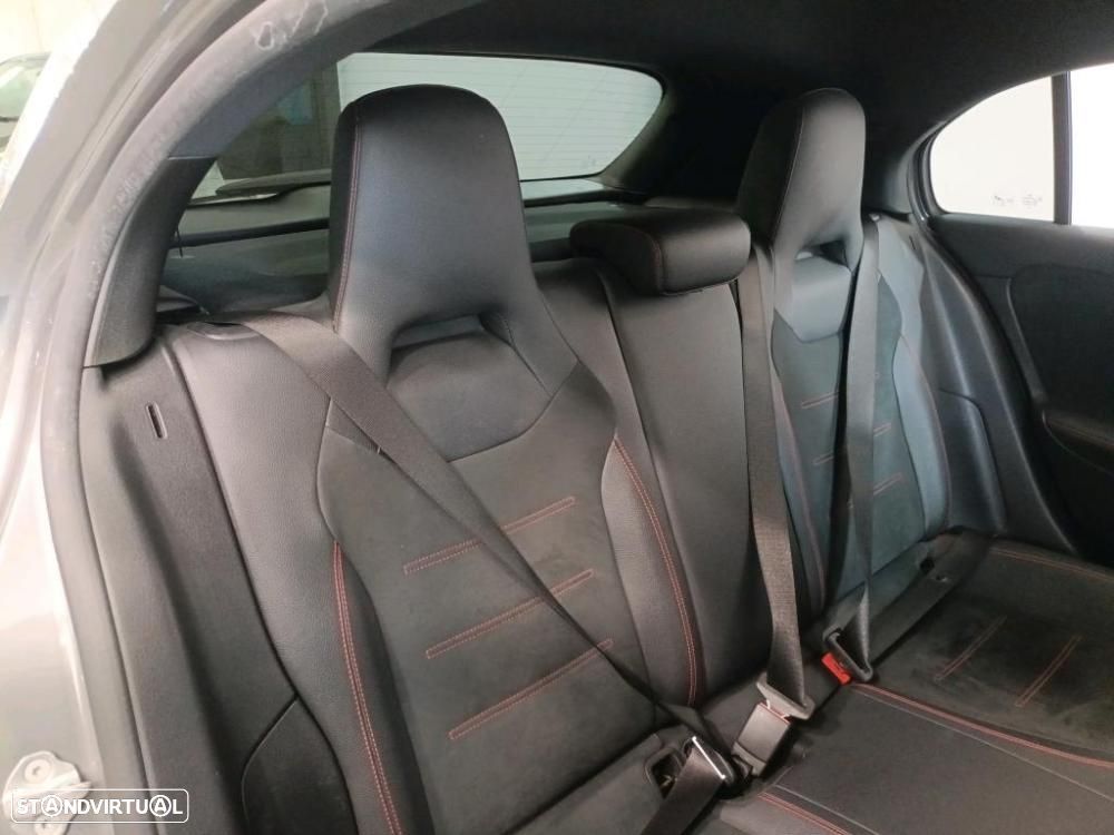 Mercedes-Benz A 250 e AMG Line - 13
