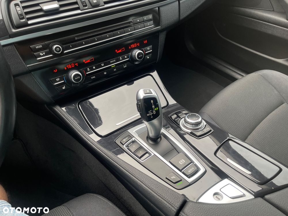BMW Seria 5 525d Sport-Aut Modern Line - 27