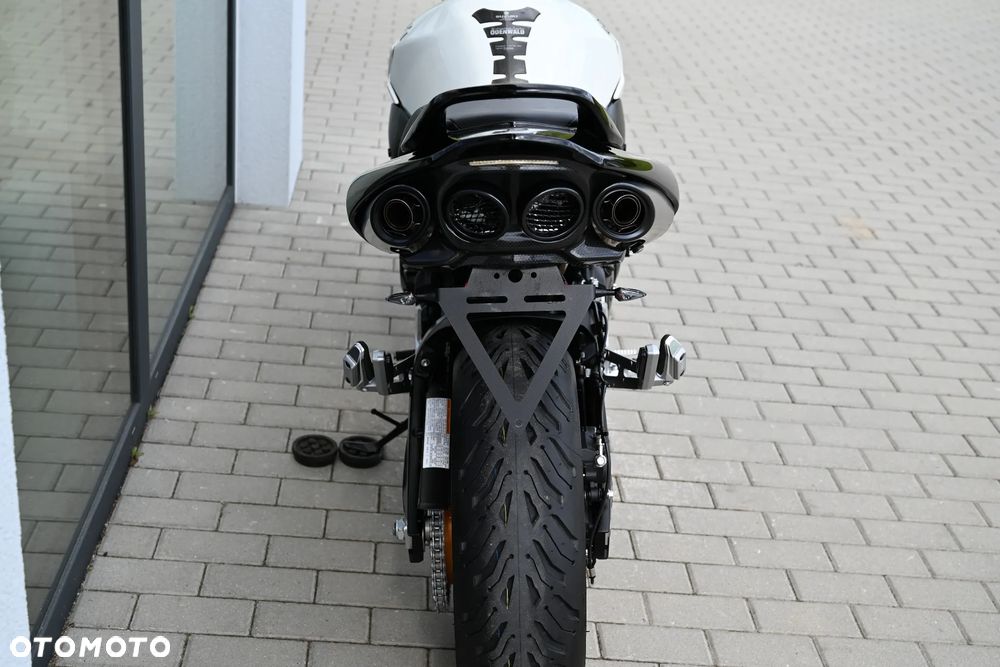 Suzuki GSR - 8