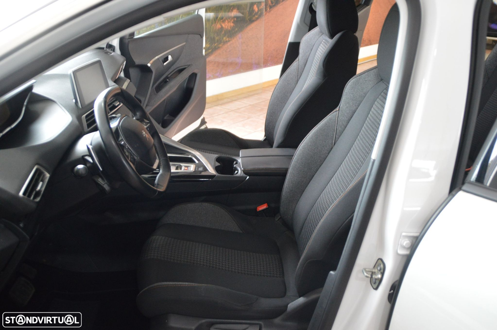 Peugeot 5008 1.2 PureTech Allure EAT6 - 26
