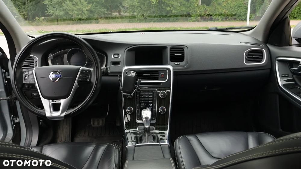 Volvo V60 D6 AWD Plug-in Hybrid R-Design Summum - 14