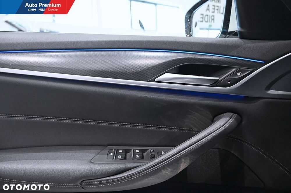 BMW Seria 5 520i mHEV - 13