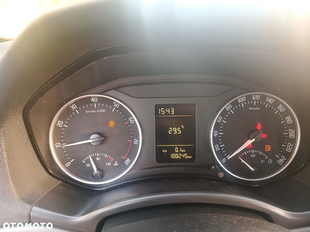 Skoda Octavia 1.6 Ambiente - 9