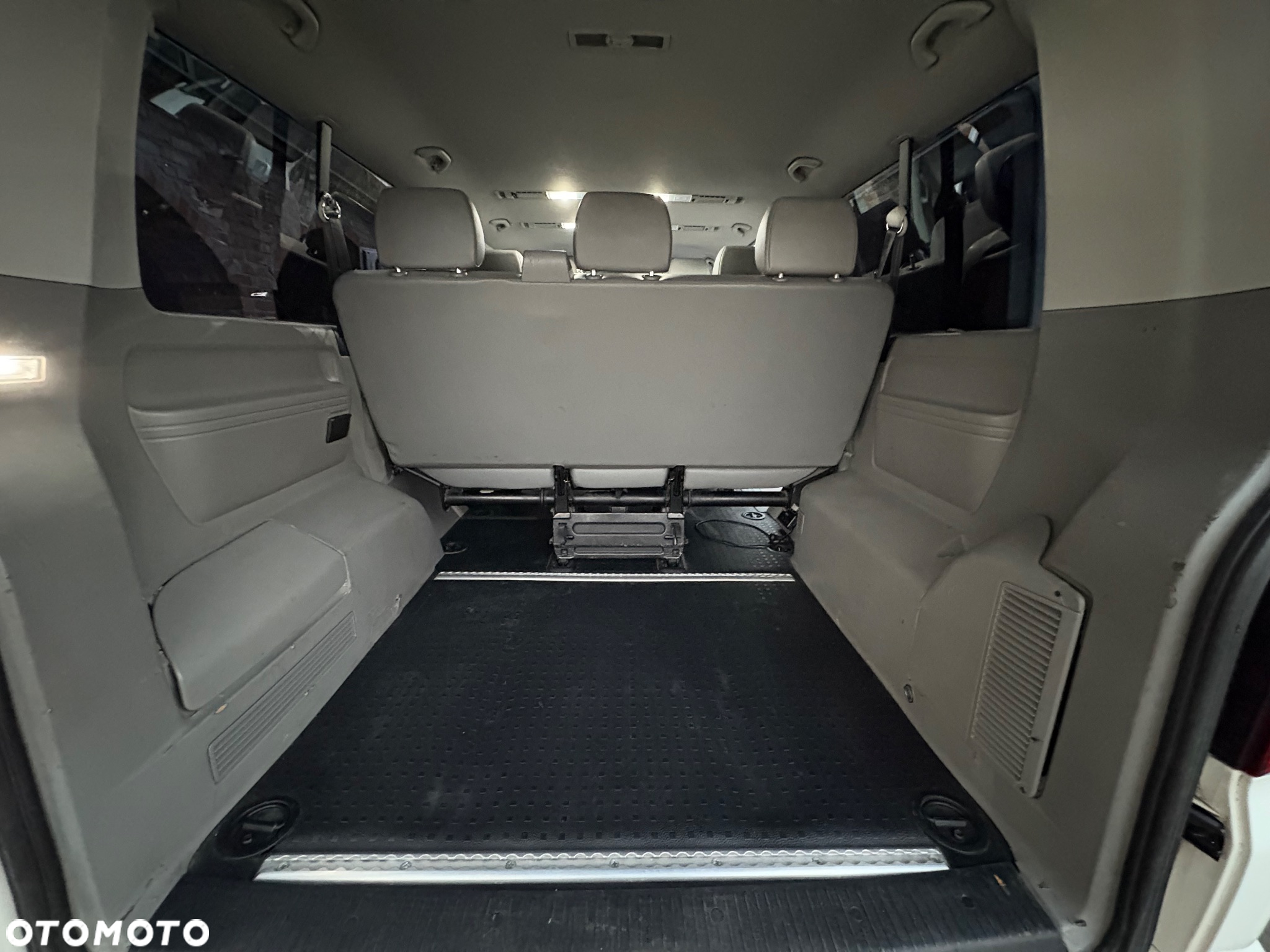 Volkswagen Caravelle - 13