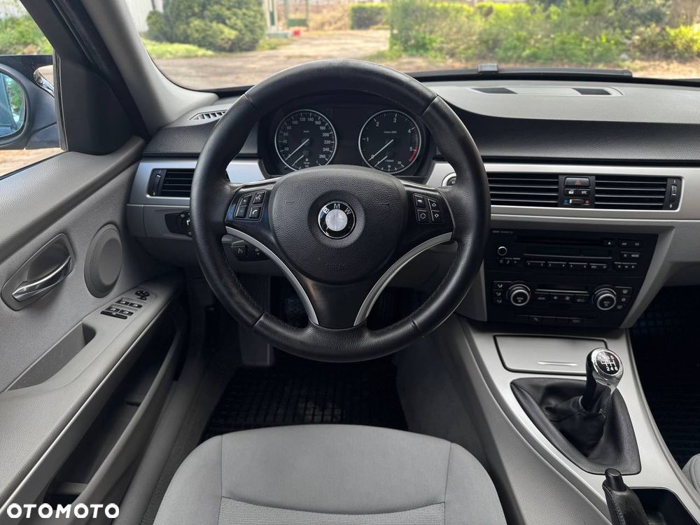 BMW Seria 3 320d - 25