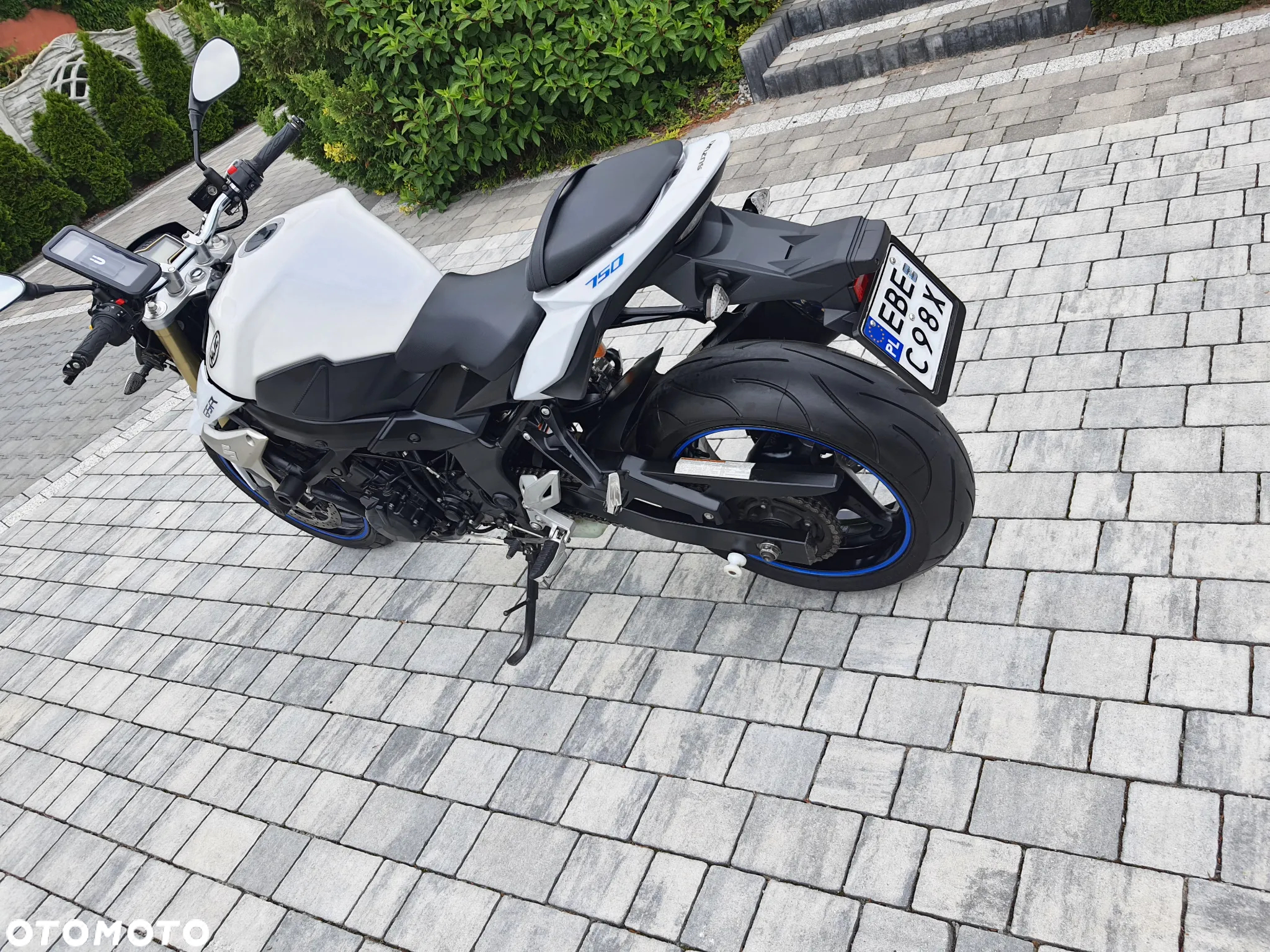 Suzuki GSR - 11