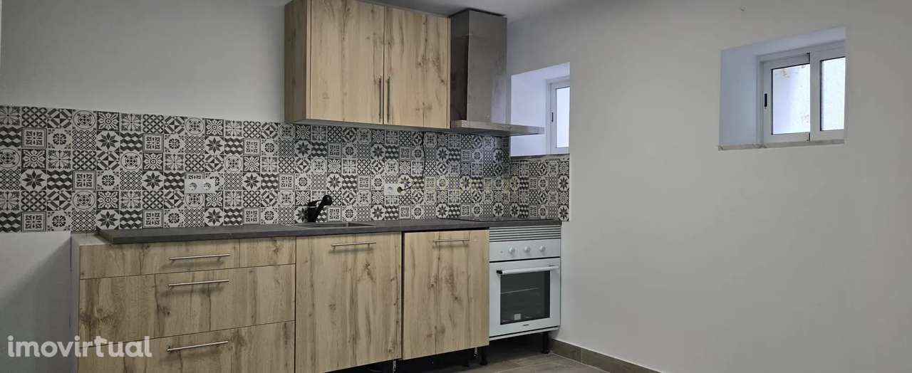 Moradia terrea e germinada T2+1 totalmente remodelada no centro de Sac - Grande imagem: 4/8