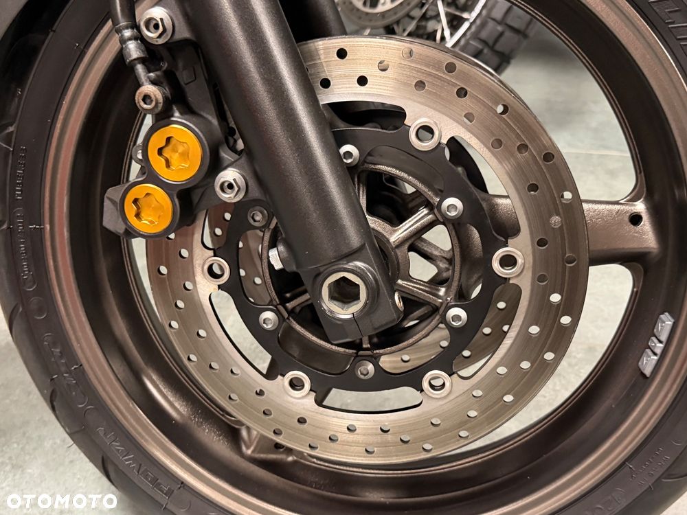 Yamaha XJR - 18