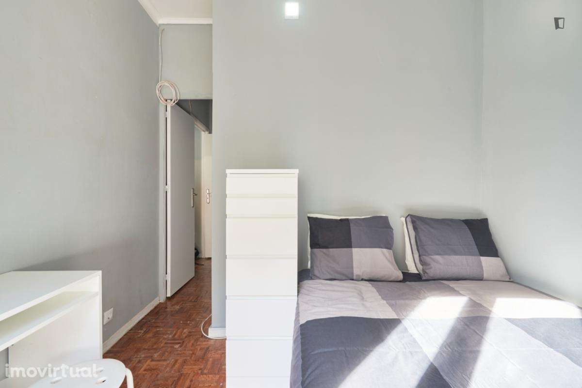 Quarto - localizado em Benfica Lisbon - Grande imagem: 4/23