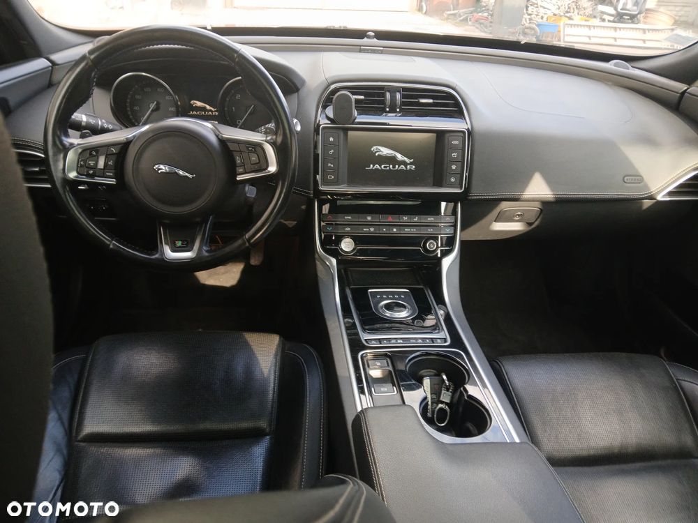 Jaguar XE 20d R-Sport Ingenium Edition - 11