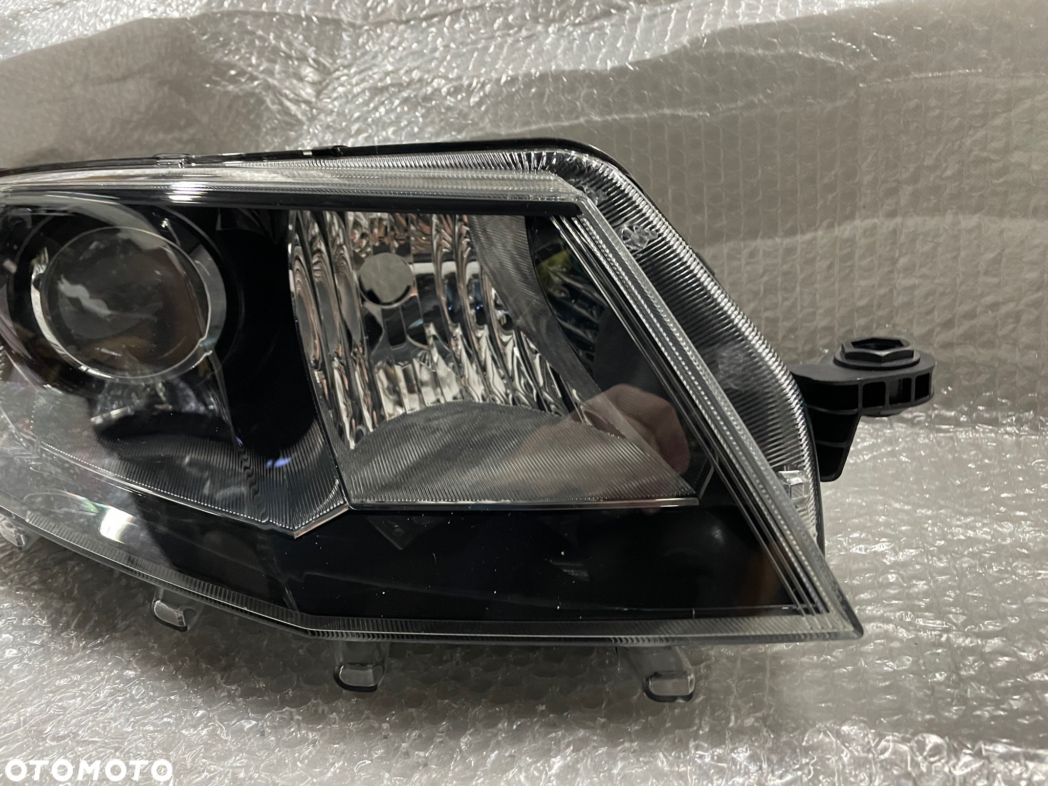 LAMPA PRAWA XENON SKODA OCTAVIA III 5E0 5E1941018A - 5
