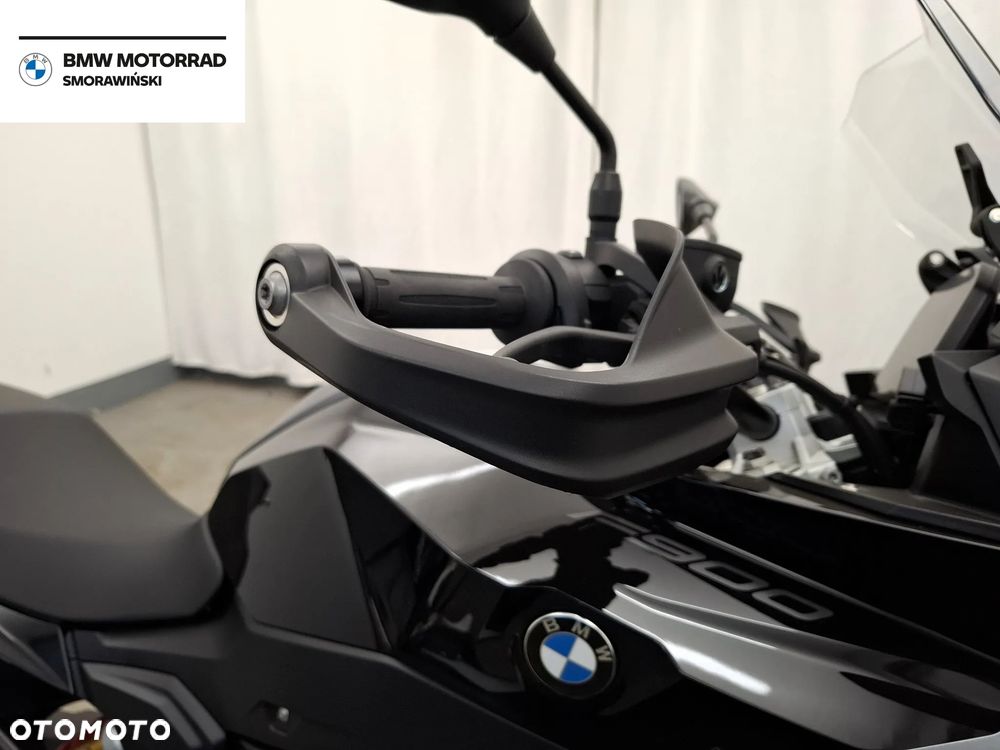 BMW F - 22