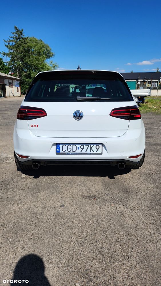 Volkswagen Golf - 10