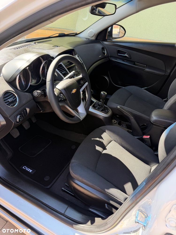Chevrolet Cruze 1.6 LS - 33