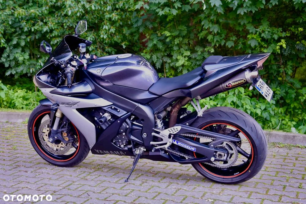 Yamaha R1 - 8