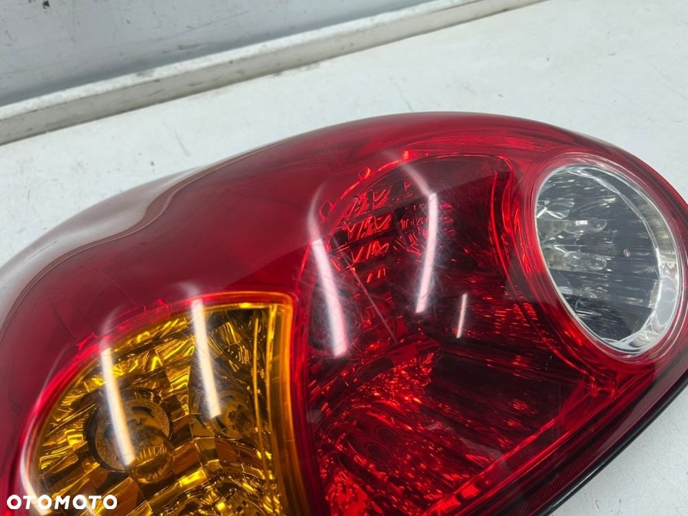 Lampa Mitsubishi L200 KA KB 05-15r. PRAWA tylna w błotnik oryginalna prawy tył EUROPA - 4