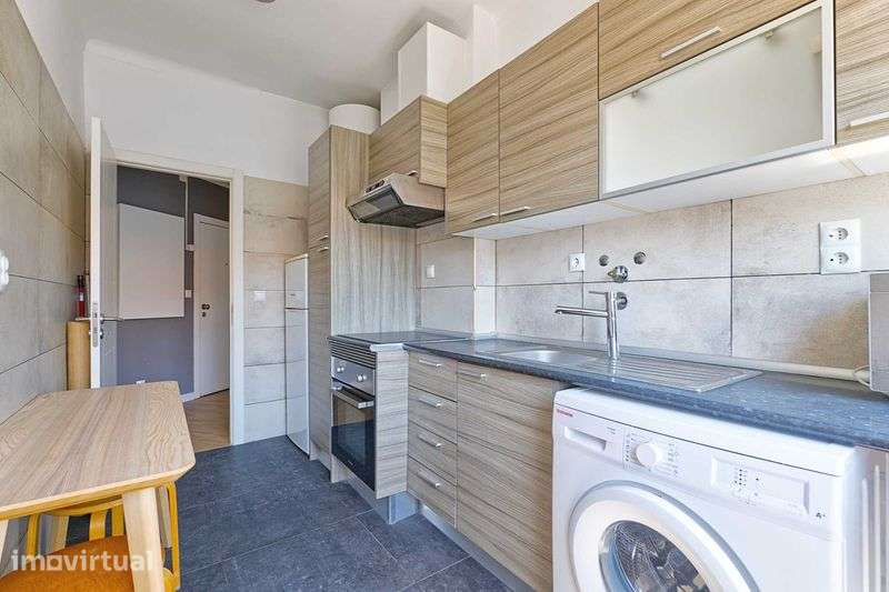 Apartamento T1+1 com aproveitamento sótão semi novo em Queluz - Grande imagem: 3/12