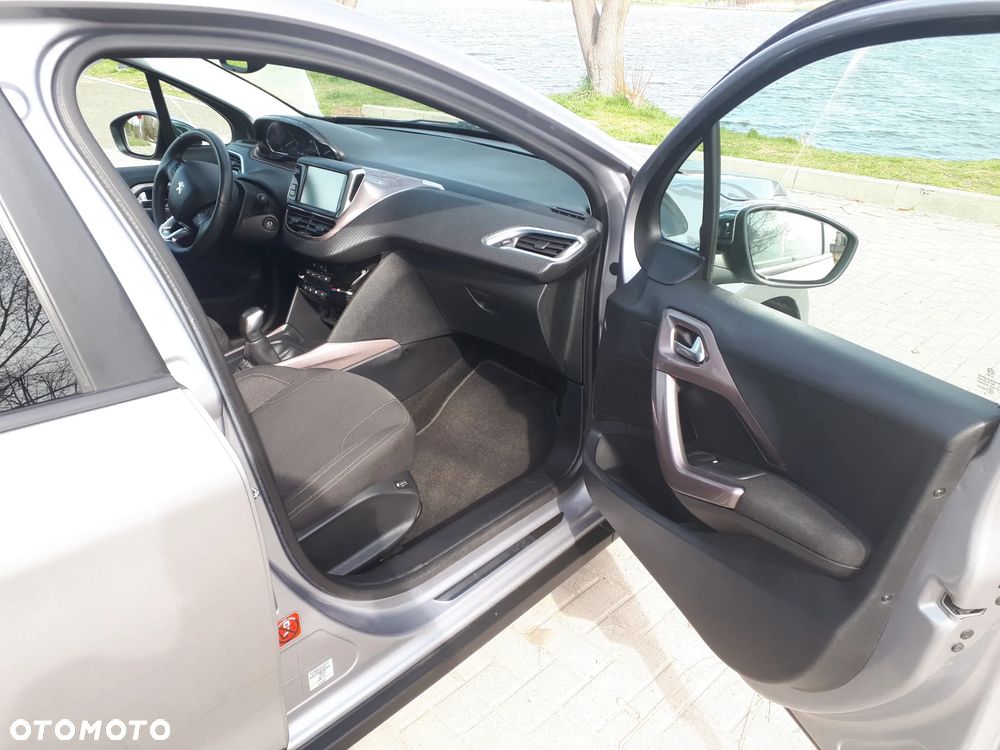 Peugeot 2008 1.2 Pure Tech Style S&S - 9