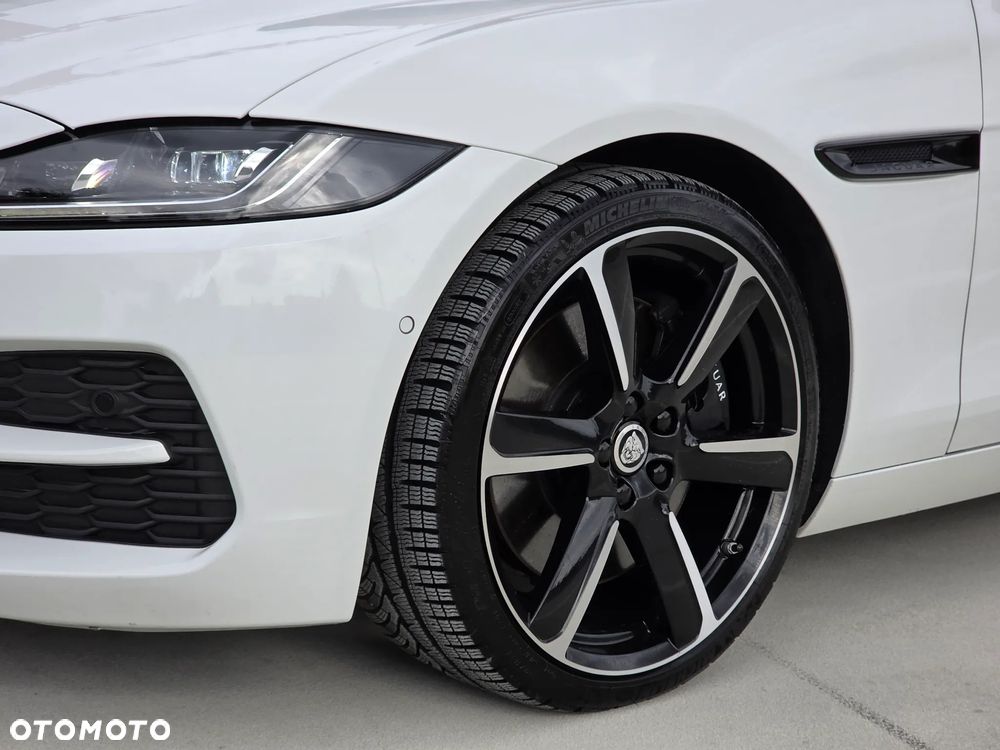 Jaguar XE 2.0 D180 R-Dynamic S - 25
