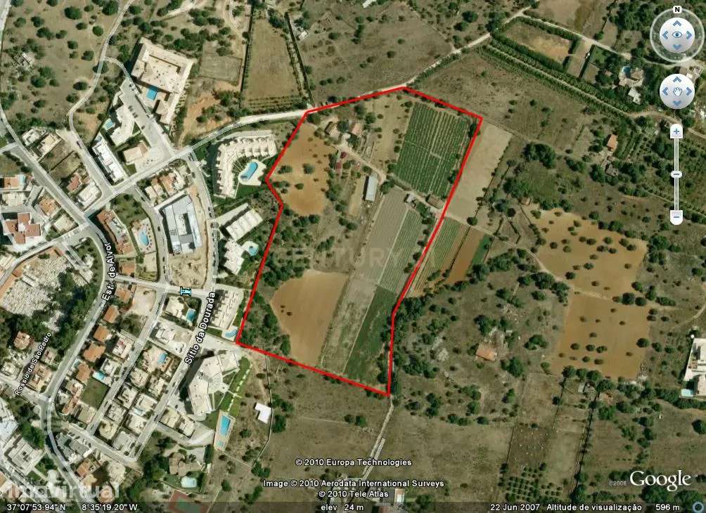 Terreno com 3.8ha, sendo que 19.000m2 se destinam a ocupação turística - Grande imagem: 2/3